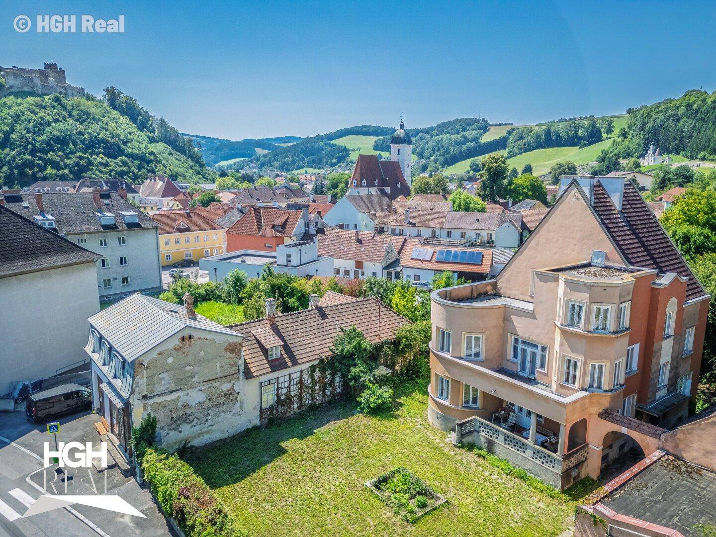 Luftaufnahme des historischen Anwesens mit Blick auf die umliegende Stadt und Landschaft.