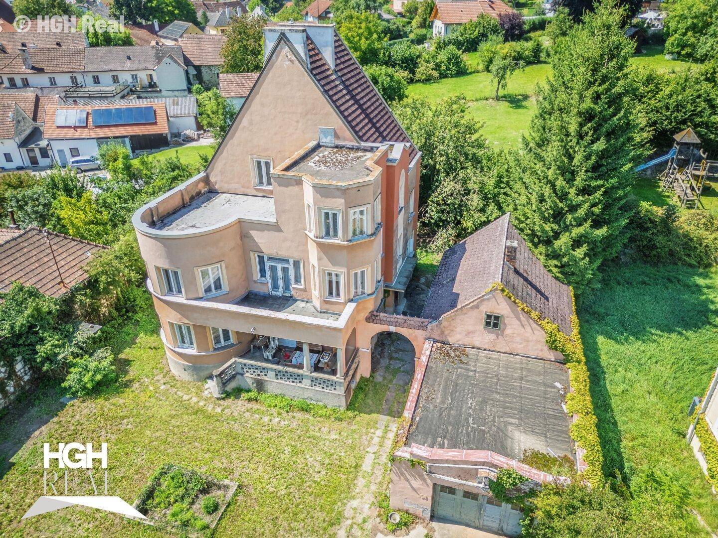 Vogelperspektive des Anwesens mit großem Garten und Nebengebäuden.