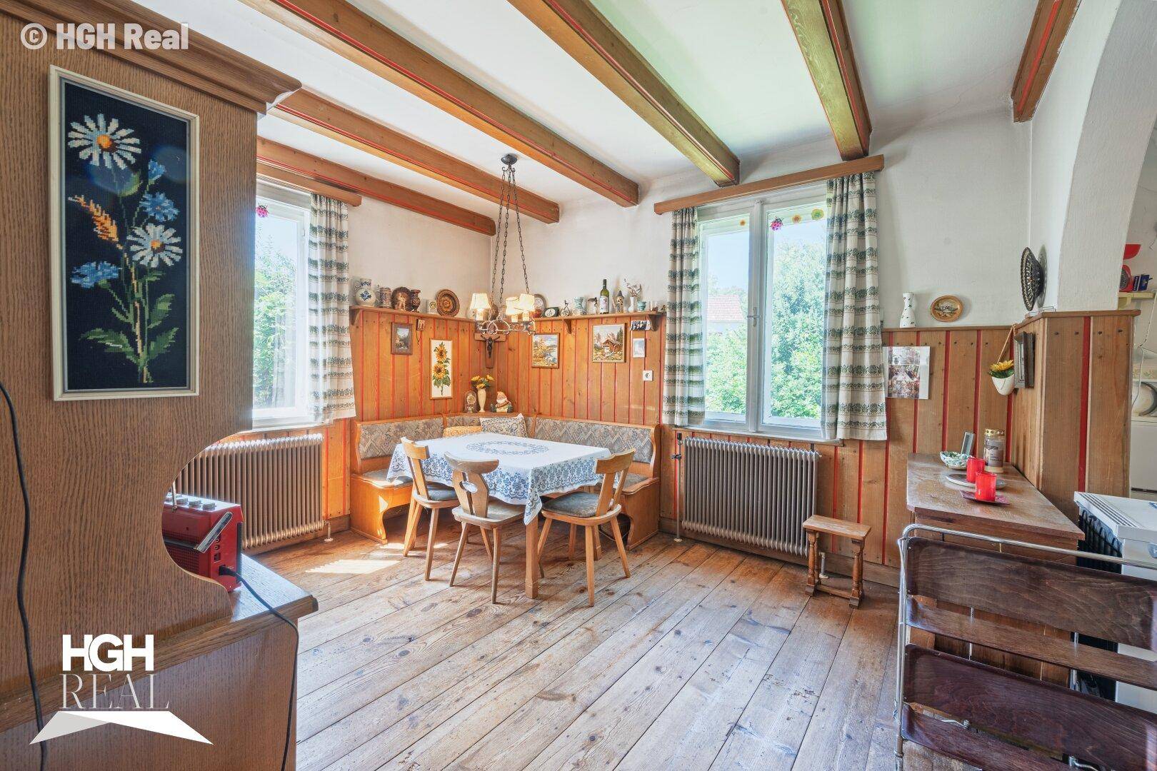 Traditioneller Essbereich mit Holztäfelung, Deckenbalken und rustikalen Möbeln.
