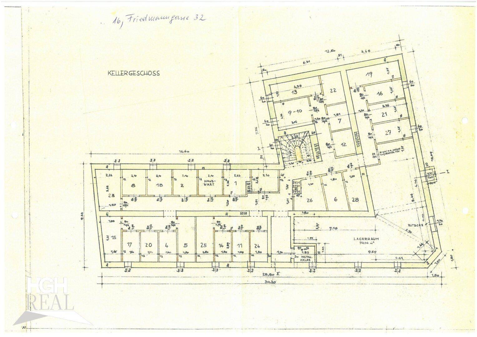 Grundriss des Kellergeschosses mit verschiedenen Räumen und einem Treppenhaus.