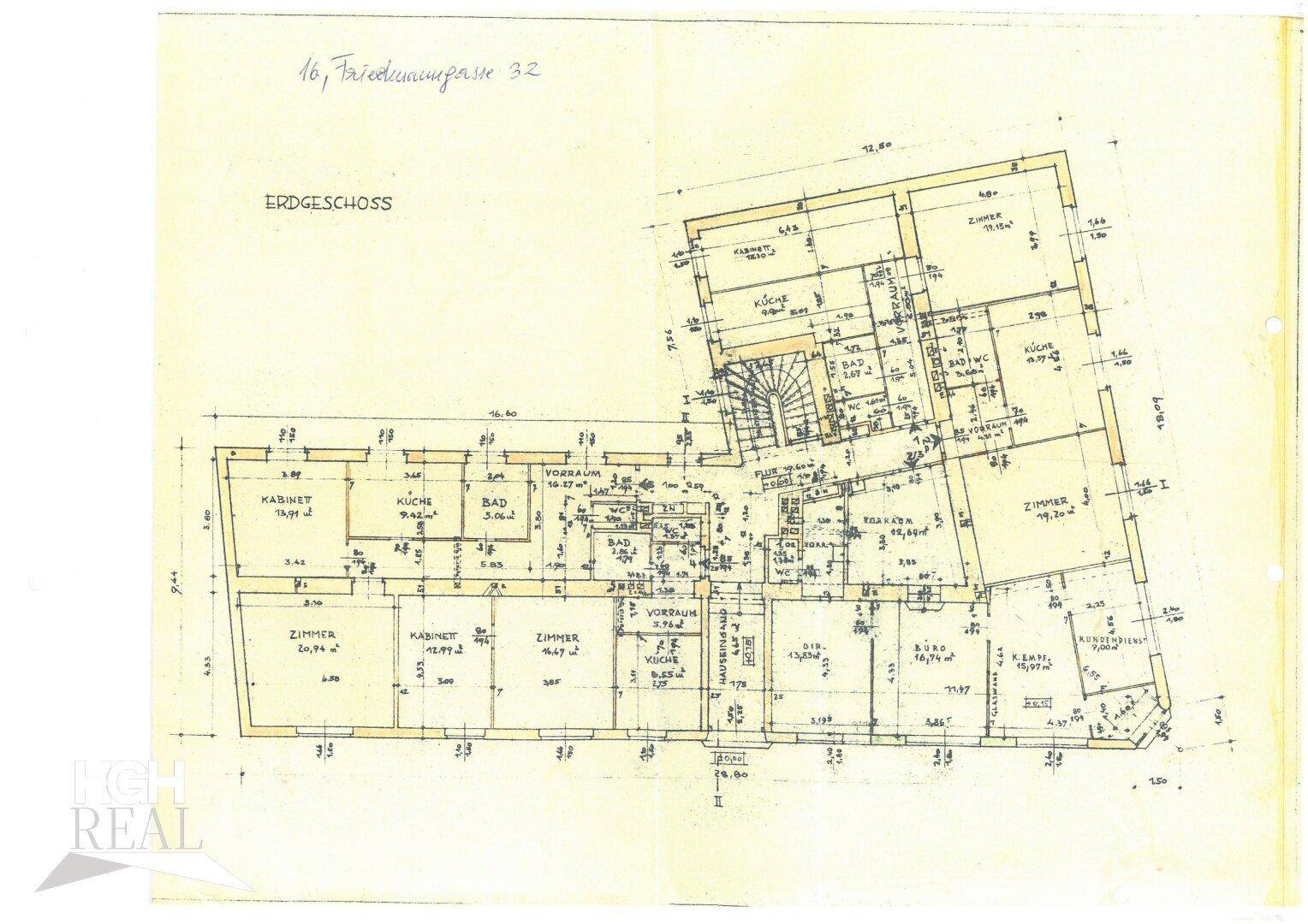 Grundriss des Erdgeschosses mit mehreren Zimmern, Küche, Bad und einem Treppenhaus.