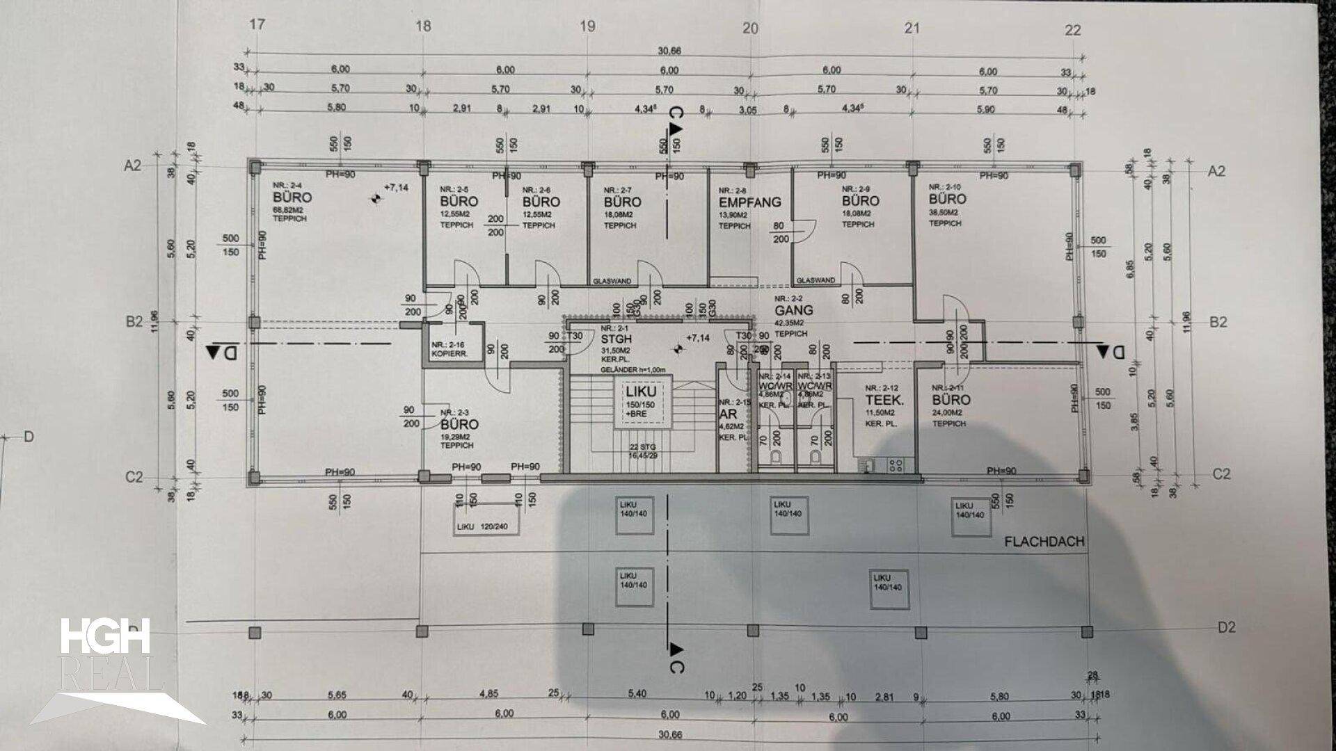 Detaillierter Grundriss eines Bürogebäudes mit mehreren Büros, Empfang und Gang.