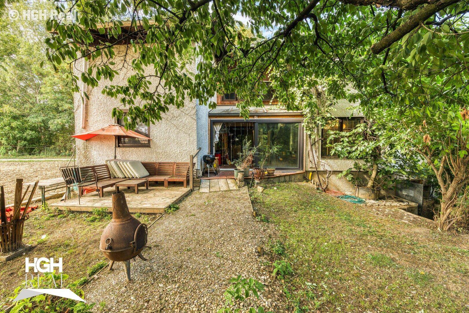 Terrasse am Haus mit Sitzgelegenheiten und Blick auf den Garten.