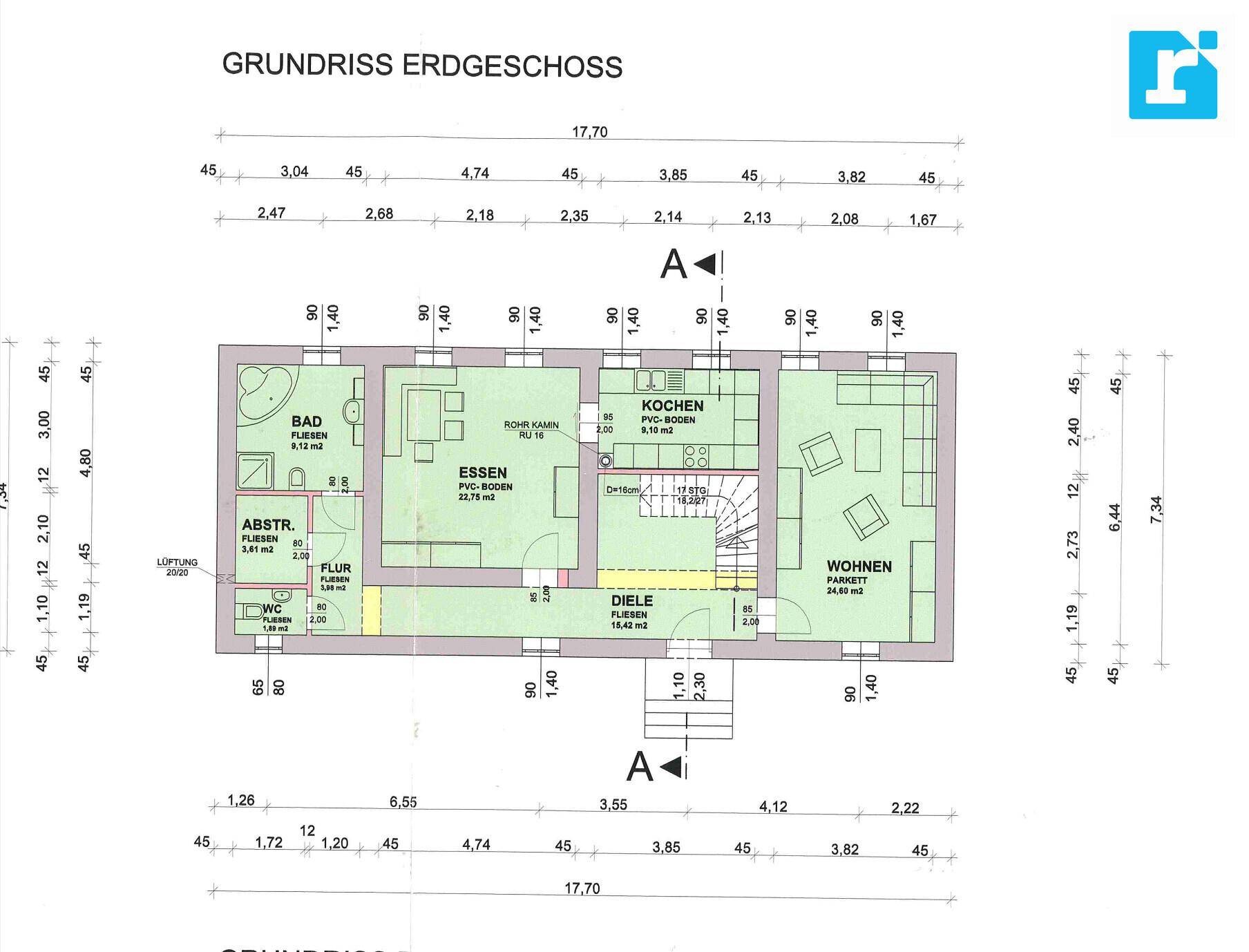 Grundriss des Erdgeschosses mit Wohnzimmer, Küche, Essbereich und Bad.