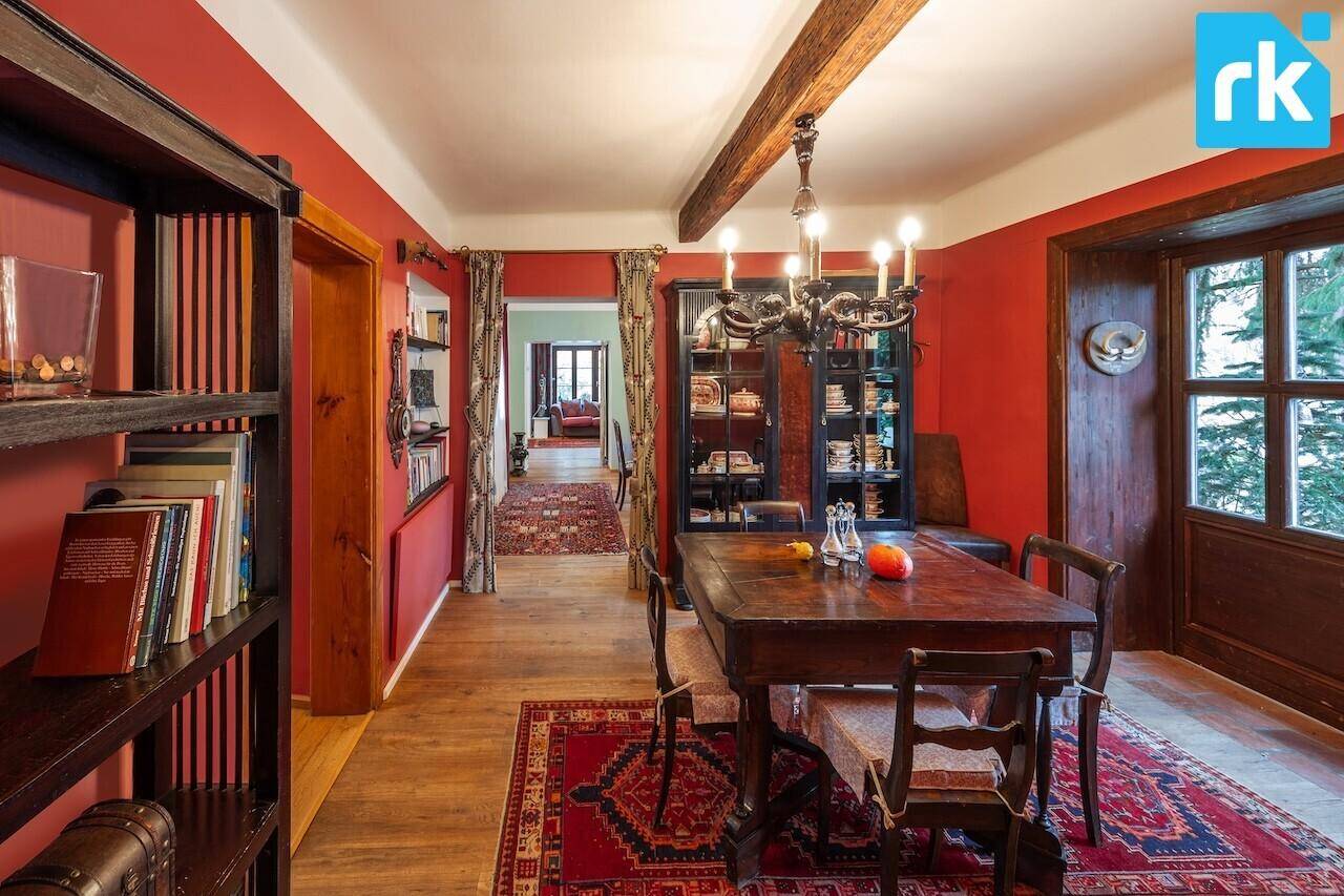Traditioneller Essbereich mit roten Wänden, Holztisch und sichtbaren Deckenbalken, der zum Verweilen einlädt.