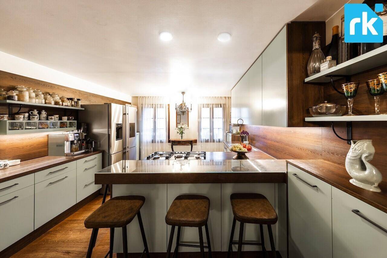 Funktionale Küche mit Frühstücksbar, modernen Geräten und viel Stauraum, perfekt für den Alltag.