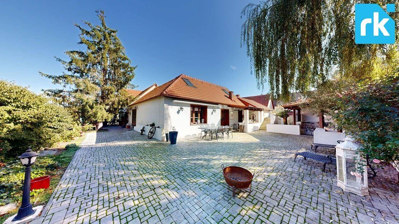 Weitläufiges Anwesen mit gepflastertem Innenhof, Garten und altem Baumbestand, sehr idyllisch.