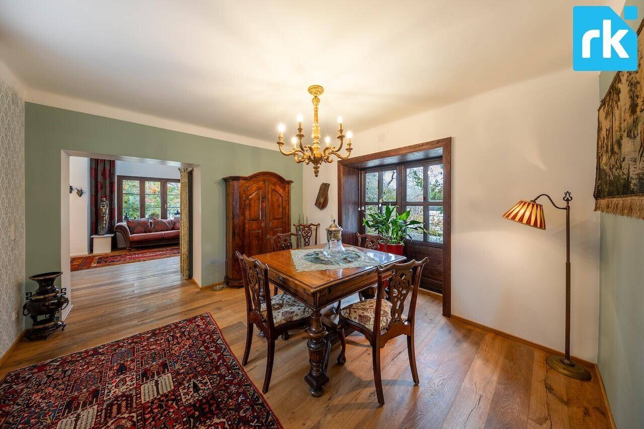 Heller Essbereich mit Holztisch und Blick in das angrenzende Wohnzimmer, ideal für gesellige Runden.