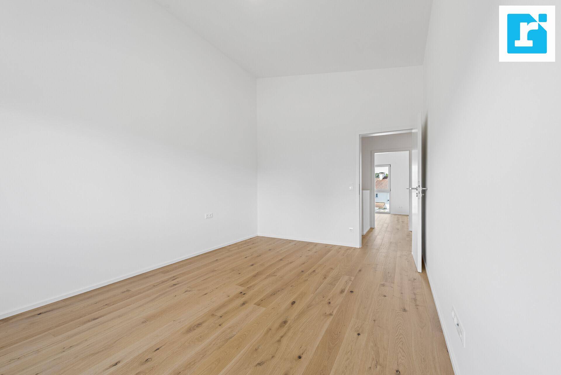 Geräumiges Schlafzimmer mit Parkettboden und viel Platz für individuelle Gestaltung.