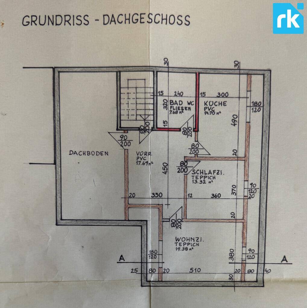 Grundriss des Dachgeschosses mit Wohnzimmer, Schlafzimmer, Küche und Bad.
