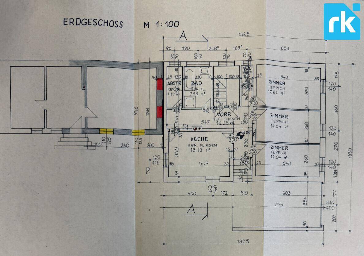Grundriss des Erdgeschosses mit Küche, Bad, Abstellraum und mehreren Zimmern.