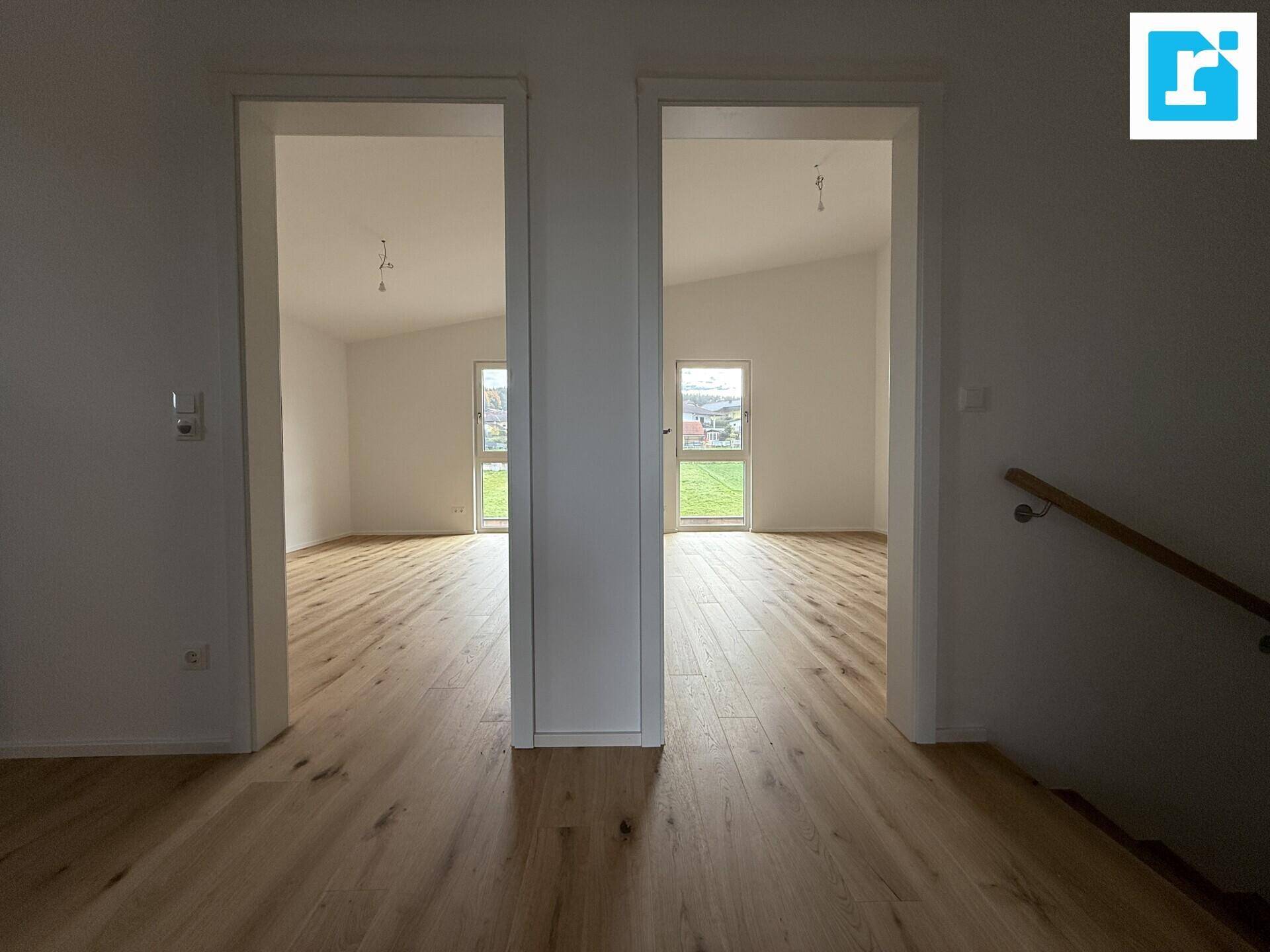 Heller Flur mit Parkettboden und Zugang zu weiteren Zimmern im Obergeschoss.