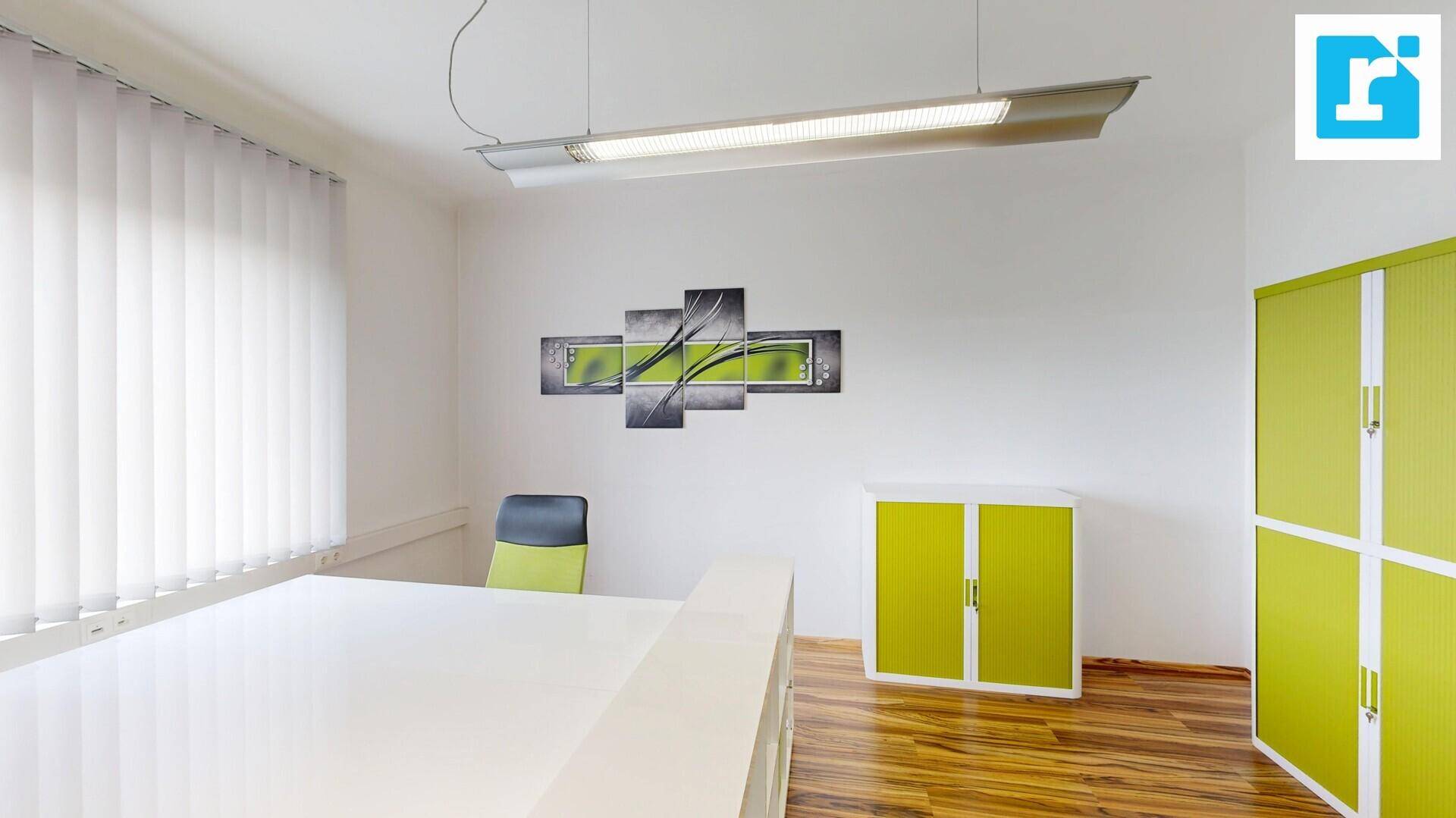 Büro mit Holzboden, weißen Wänden und auffälligen grünen Aktenschränken, die einen Farbakzent setzen.