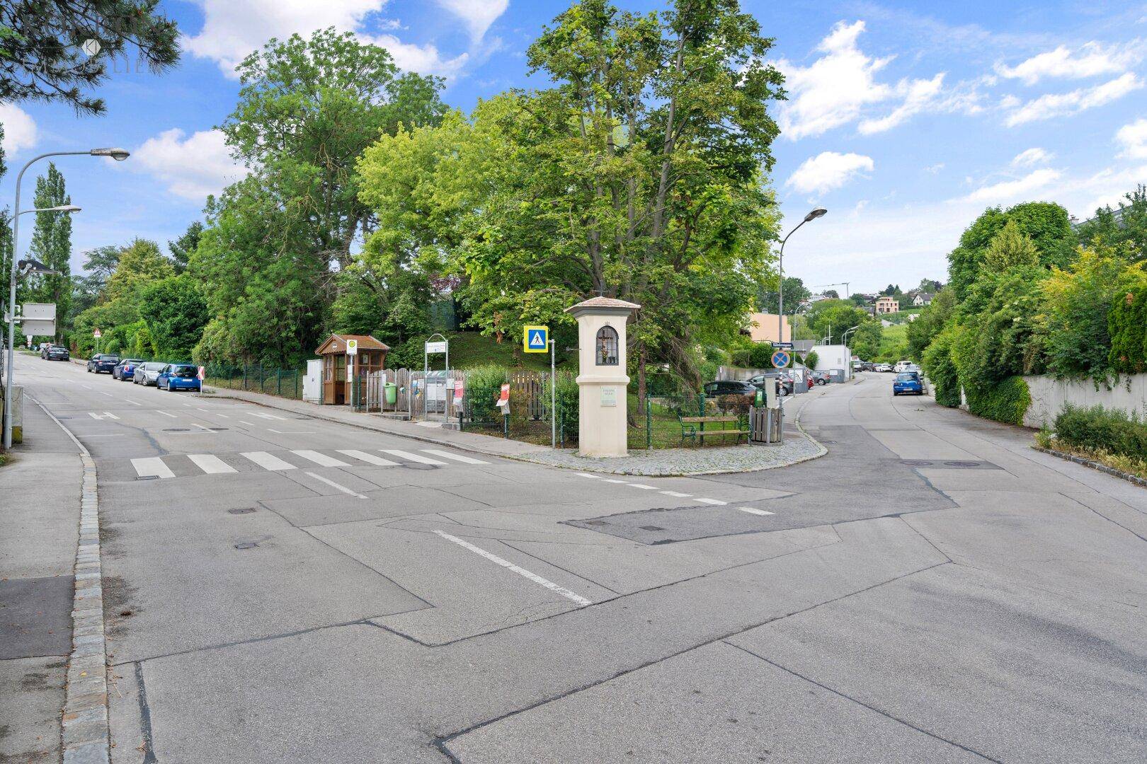 Busstation vor dem Haus