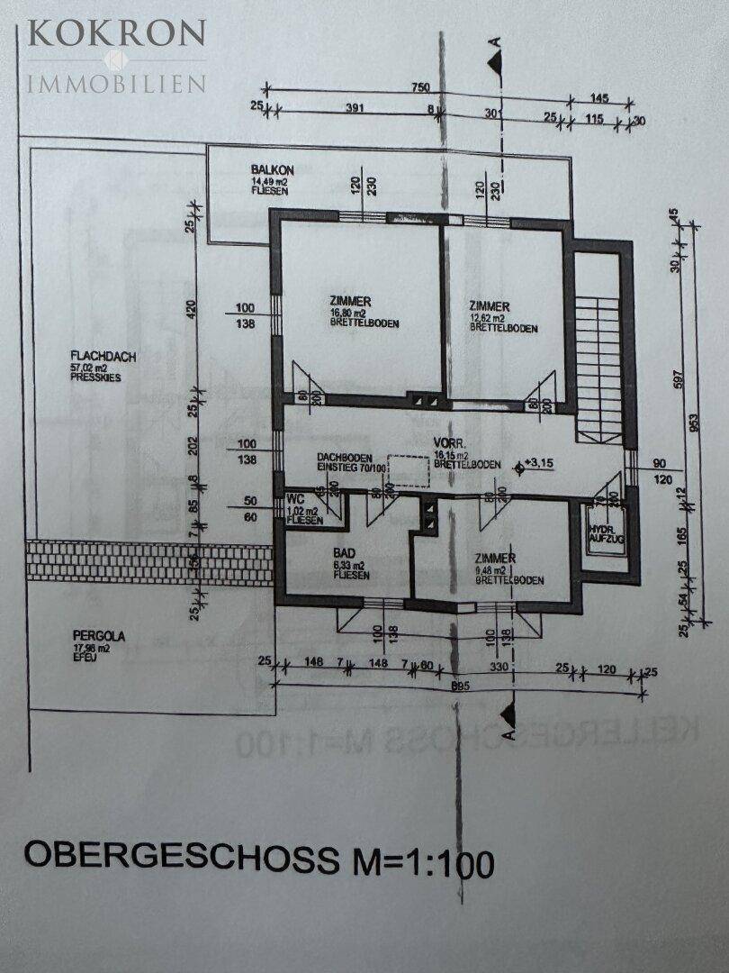 Grundriss des Obergeschosses mit drei Zimmern, Bad, WC und einem Balkon.