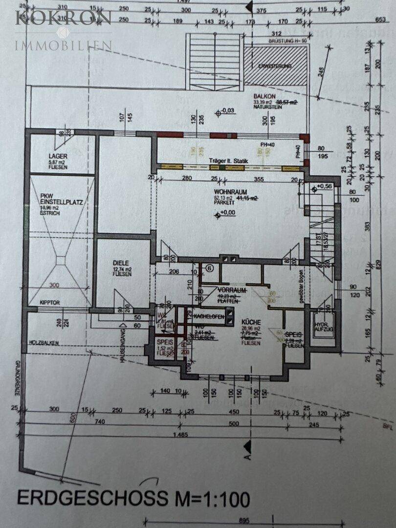 Grundriss des Erdgeschosses mit Wohnraum, Küche, Speisekammer und Zugang zum Balkon.