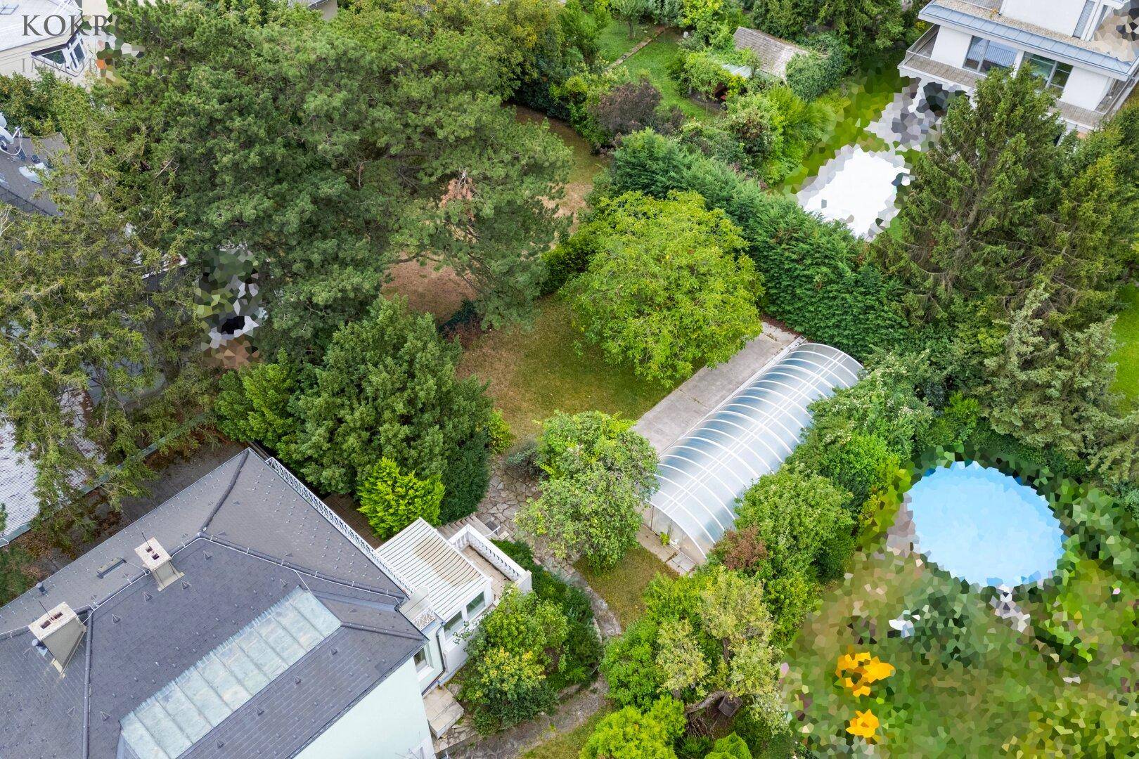Luftaufnahme des Anwesens mit weitläufigem Garten, Baumbestand und überdachtem Pool.