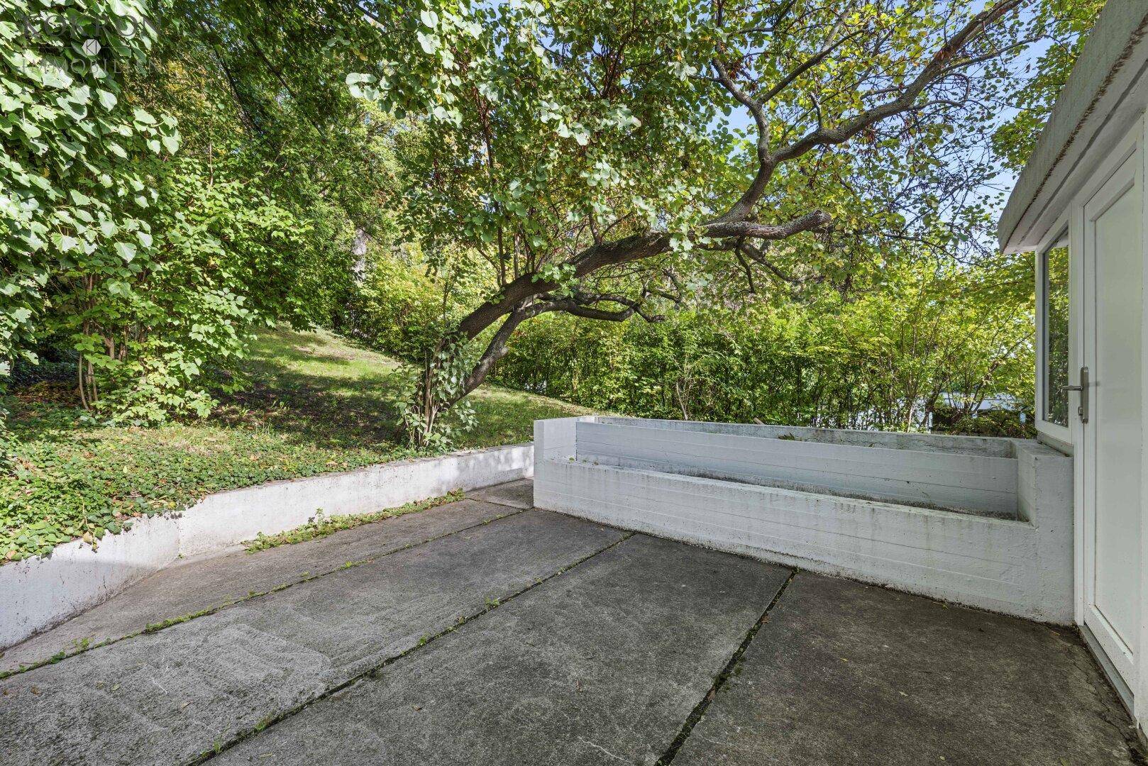 rückwärtige Terrasse zum Garten ausgerichtet