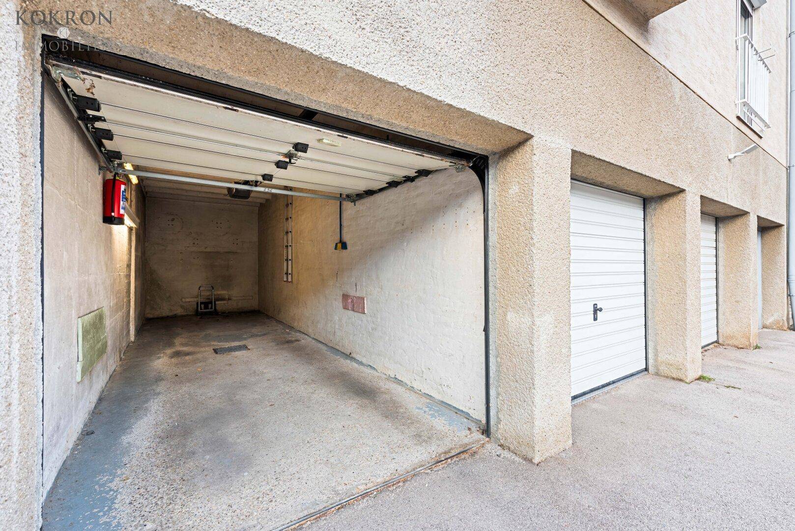 Große Garage mit automatischem Tor