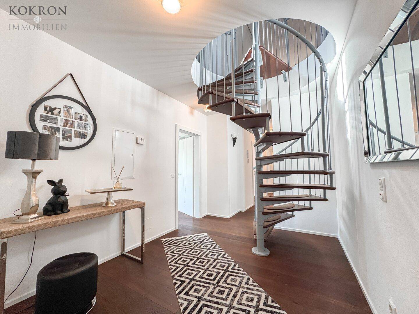 großzügiger Eingangsbereich mit Wendeltreppe zum Wohnsalon