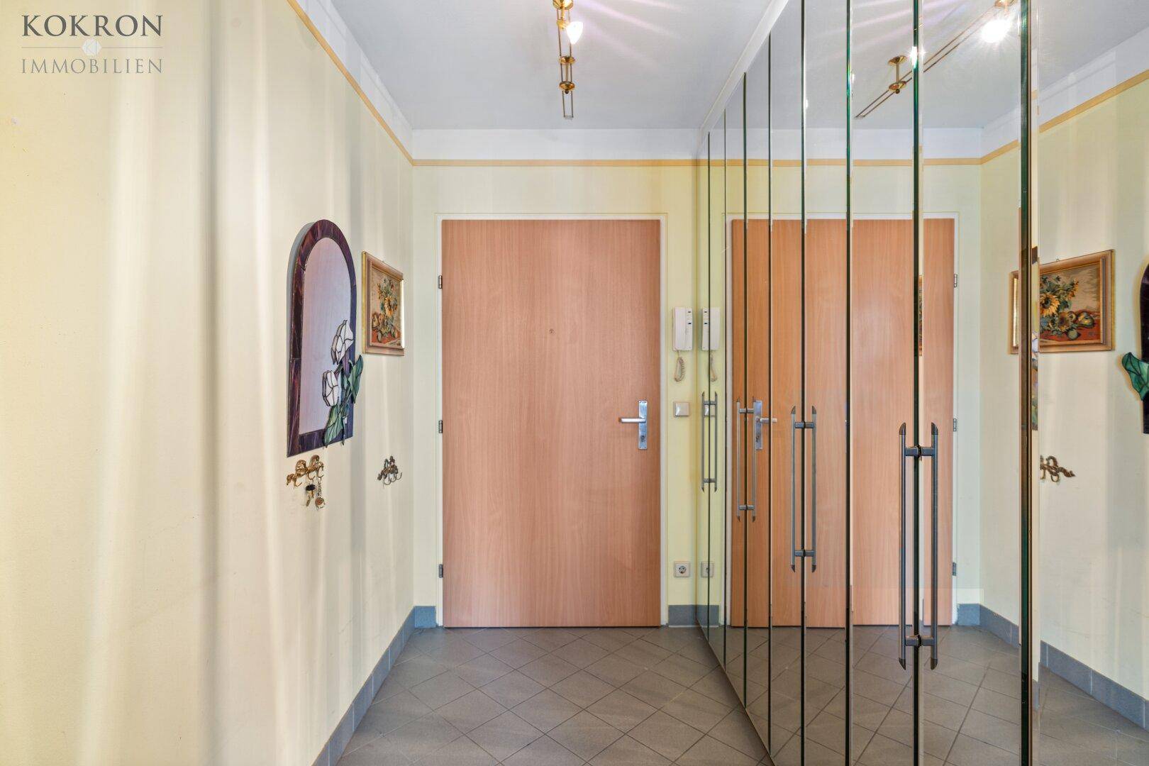 Eingangsbereich mit großem Einbau- Garderobenschrank