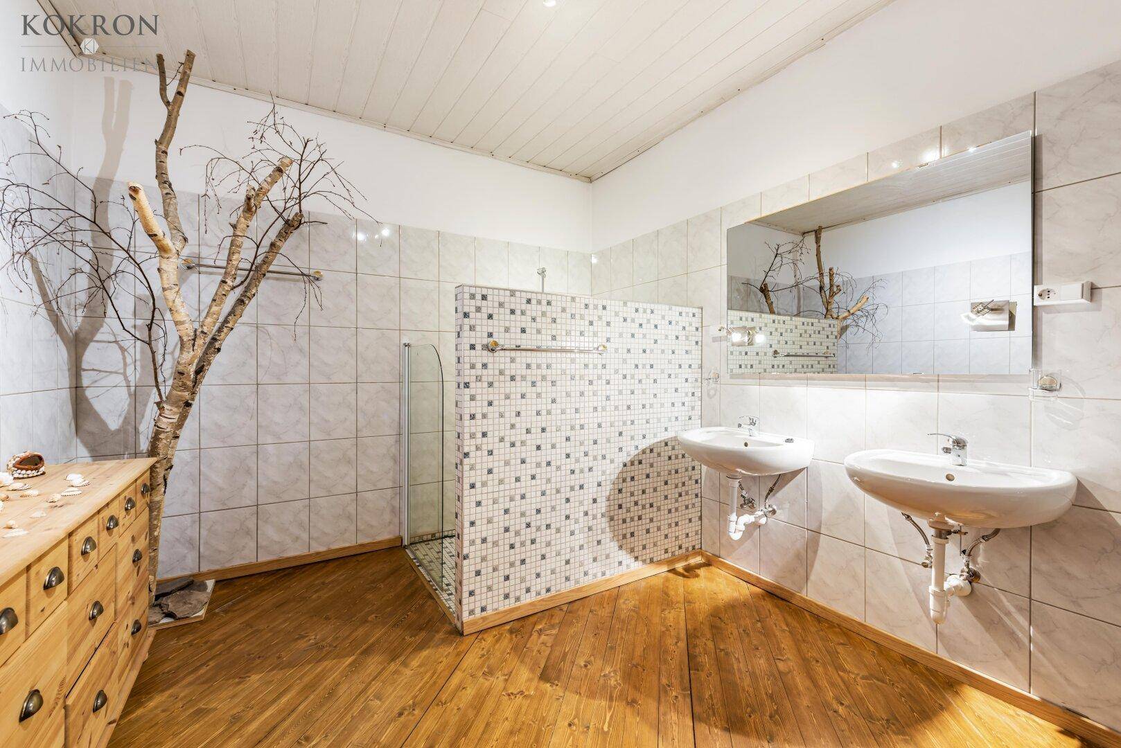 Privatwohnung OG: Bad und WC