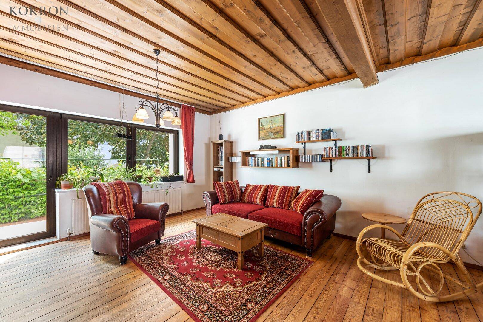Privatwohnung EG: Wohnzimmer mit Terrasse