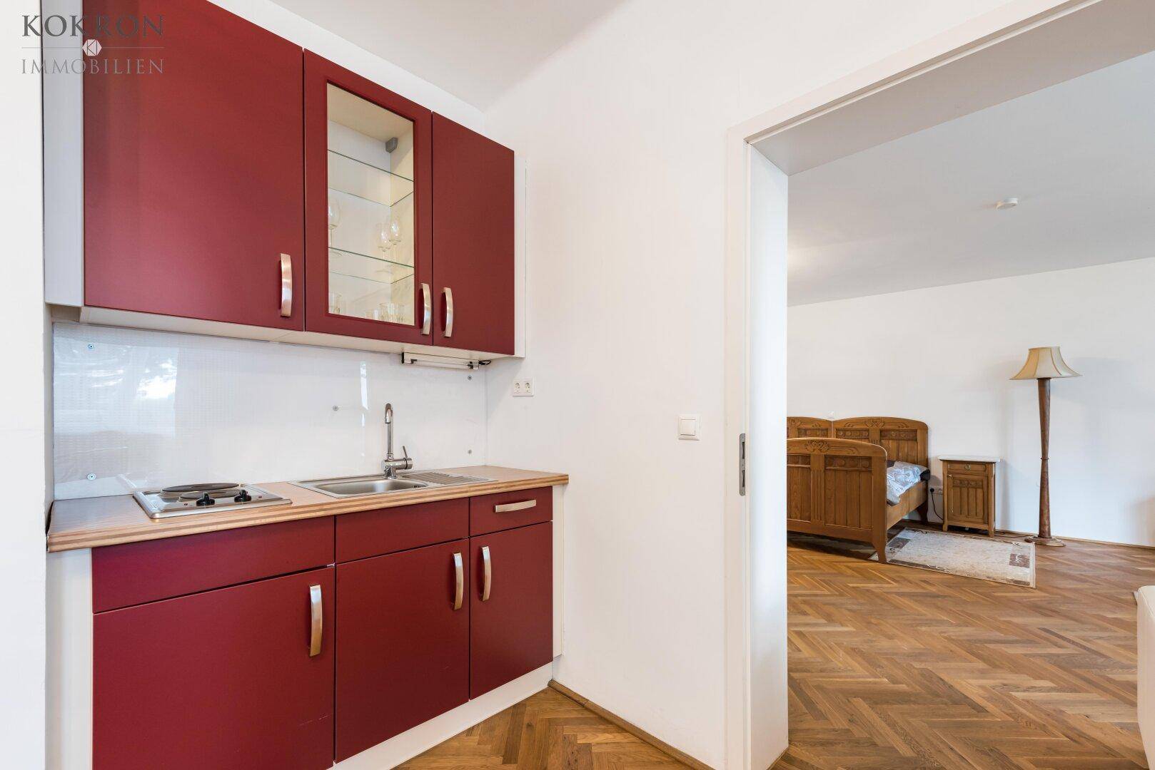 Apartment EG: Wohnschlafzimmer und Küchenzeile