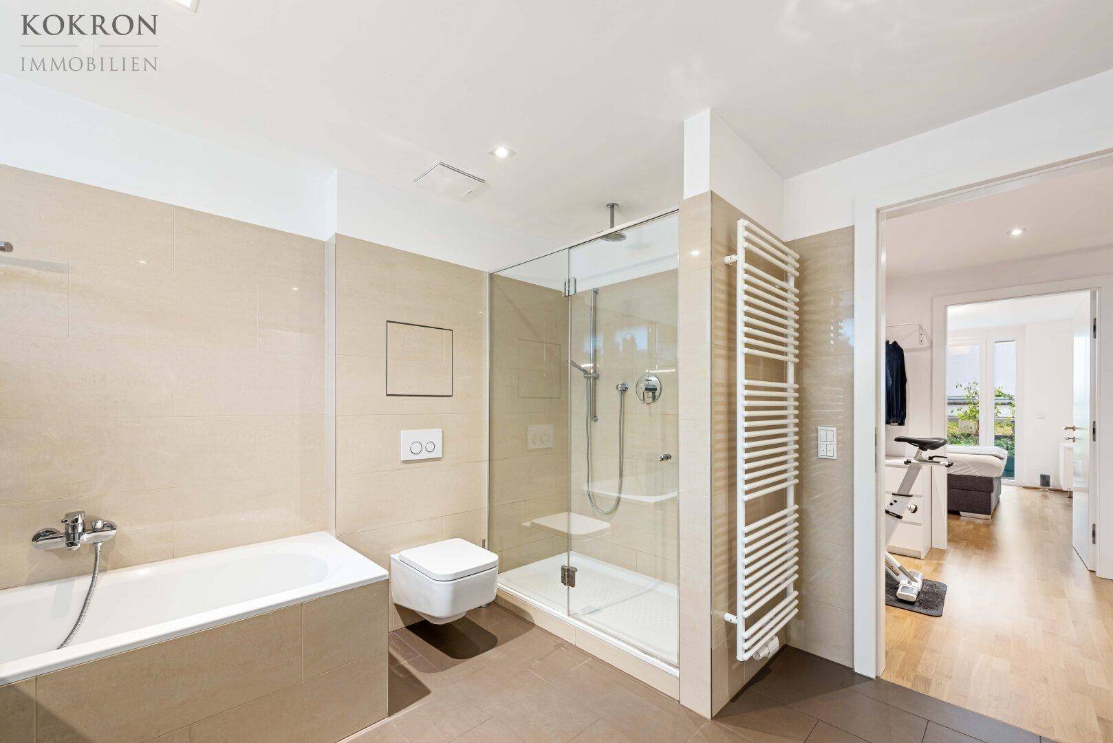Masterbad mit Wanne und großer, bodentiefer Dusche