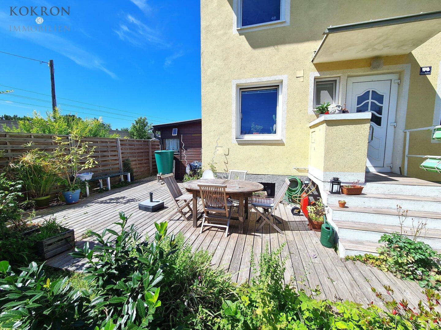 große Terrasse mit Gerätehaus