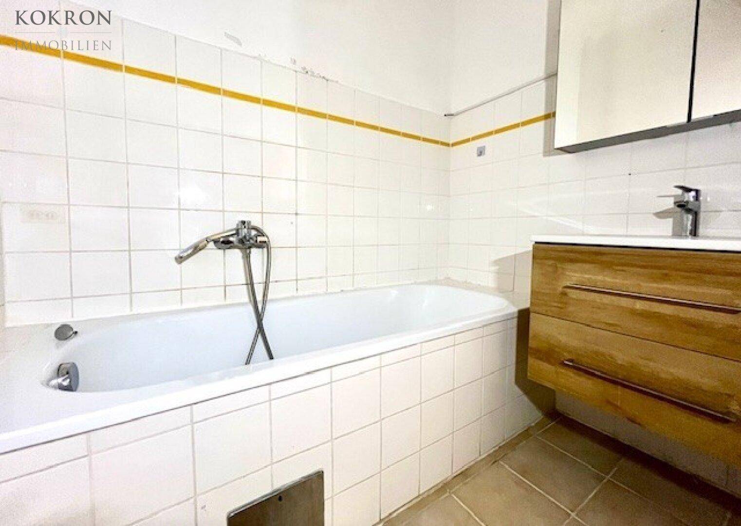 Bad mit Wanne, WC und Waschmaschinenanschluss