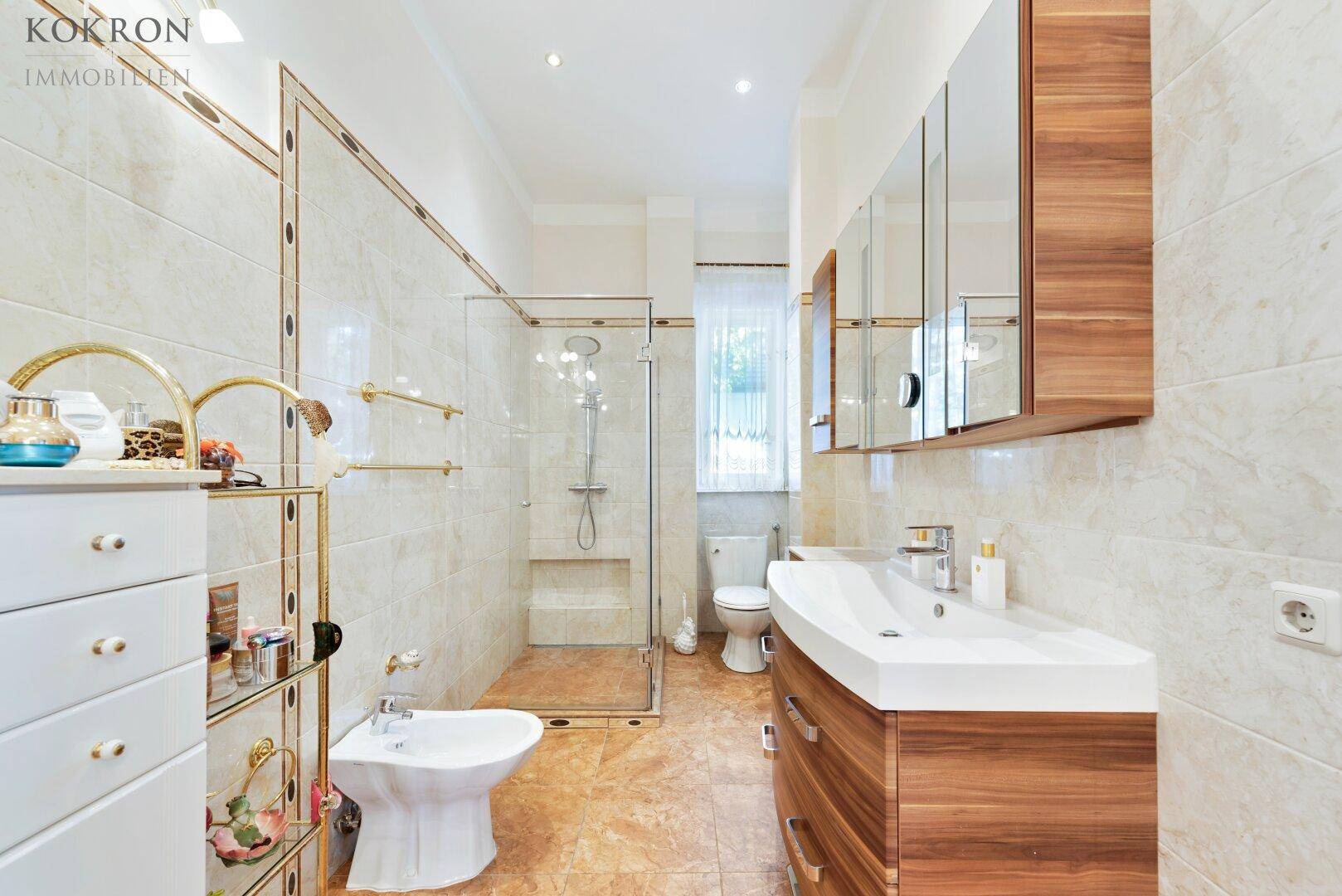 Tageslicht-Bad mit Dusche, WC, Bidet
