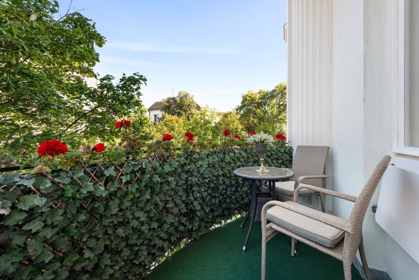 Der Ost-Balkon mit Kaffee-Tischchen
