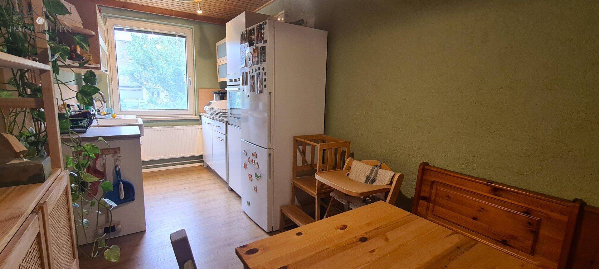 separate Einbauküche mit Platz für Sitzecke