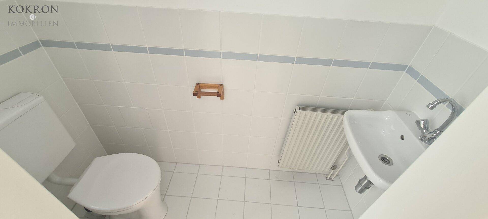 separates WC mit Fenster und Vorraum