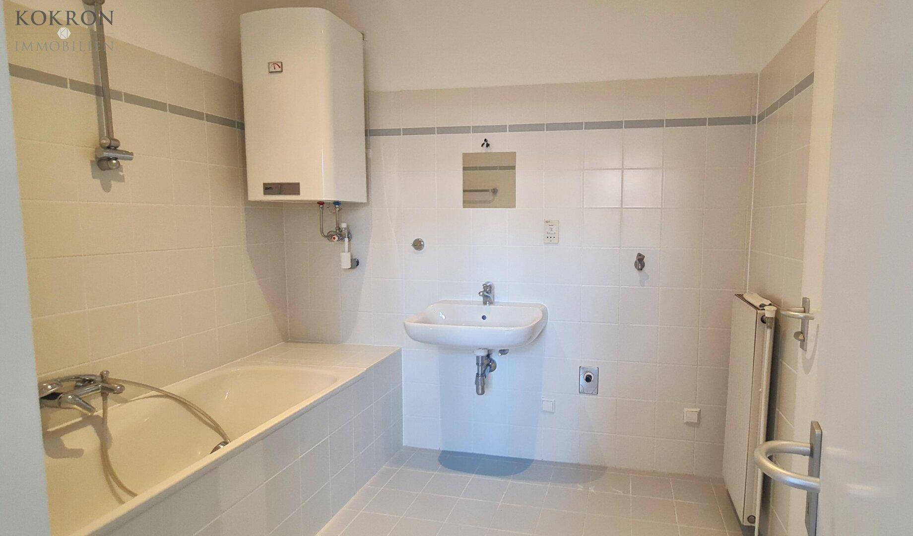 modernes Wannenbad mit Waschmaschinenplatz