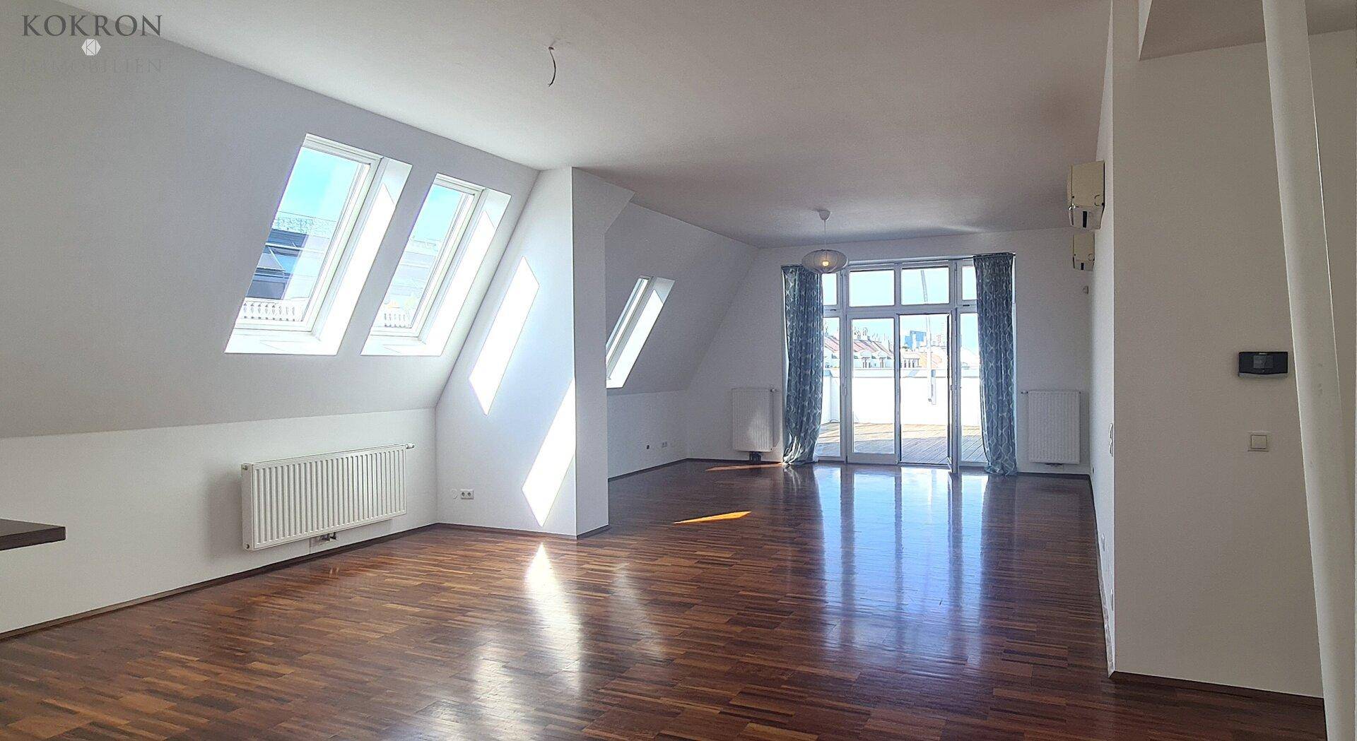 großer Wohnraum mit Zugang zur Terrasse