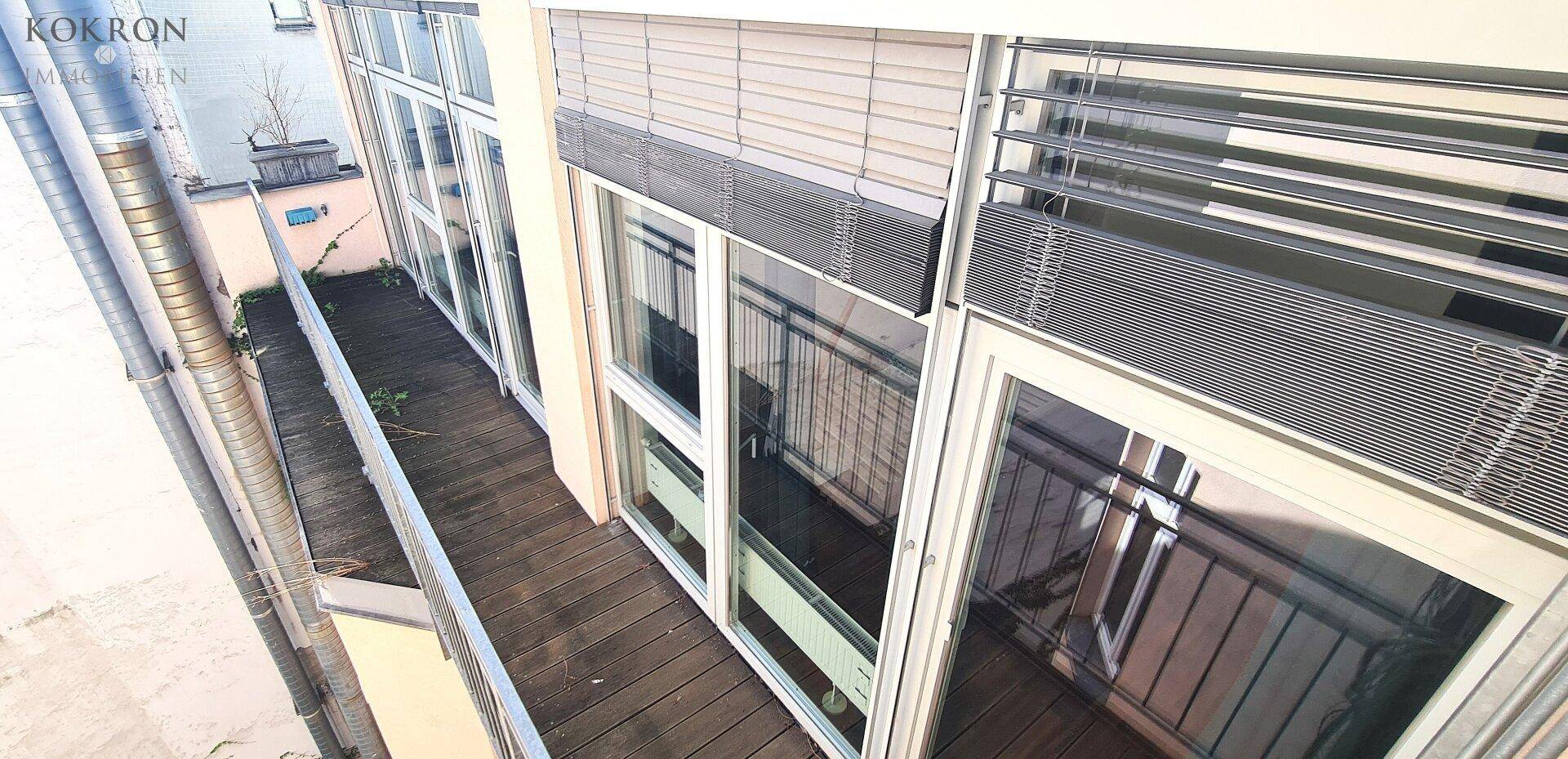 langgestreckte Terrasse vor den zwei Nebenräumen