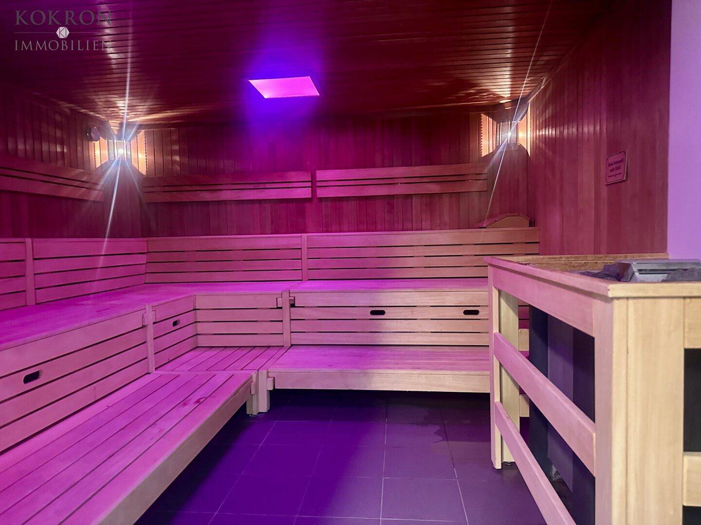 Moderne Sauna mit Holzverkleidung und stimmungsvoller Beleuchtung für entspannende Momente.