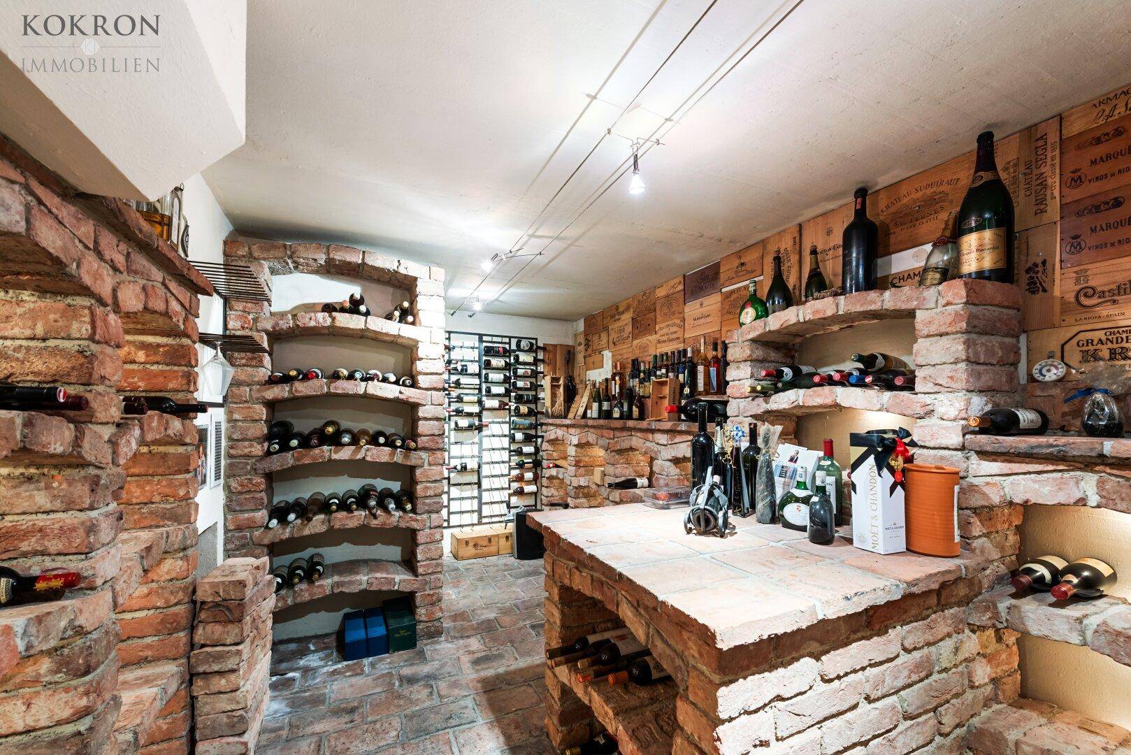Rustikaler Weinkeller mit Ziegelwänden und Holzregalen, ideal zur Lagerung einer umfangreichen Weinsammlung.