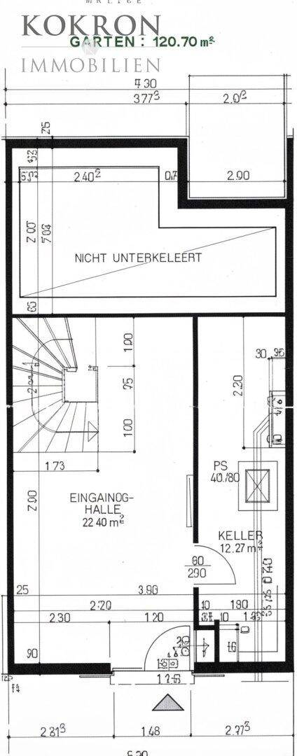 Grundriss des Erdgeschosses mit Eingangshalle, Keller und Gartenbereich.
