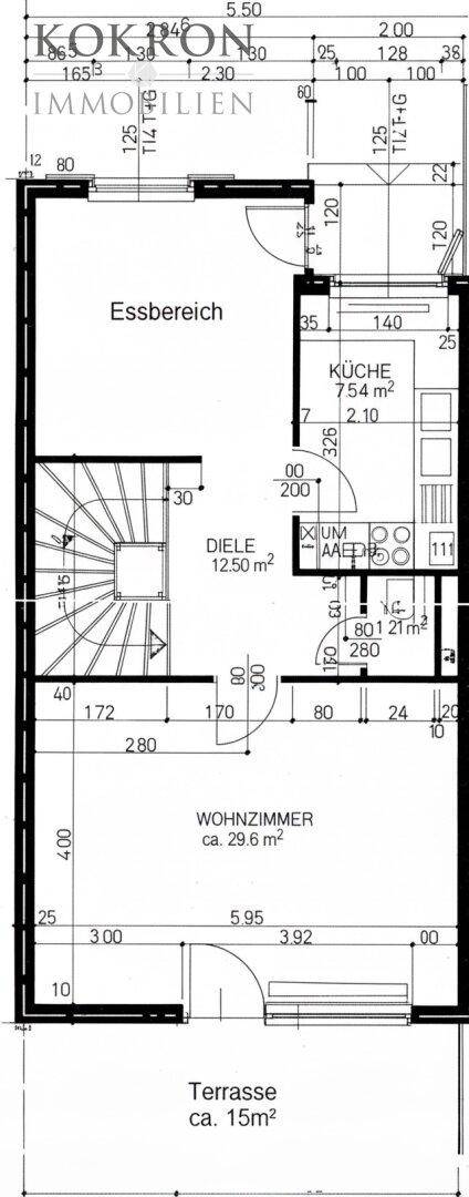Grundriss des ersten Obergeschosses mit Wohnzimmer, Küche und Terrasse.