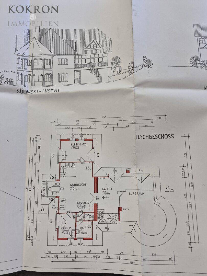 Grundriss des Dachgeschosses mit Wohnküche, Schlafzimmern und Galeriebereich.