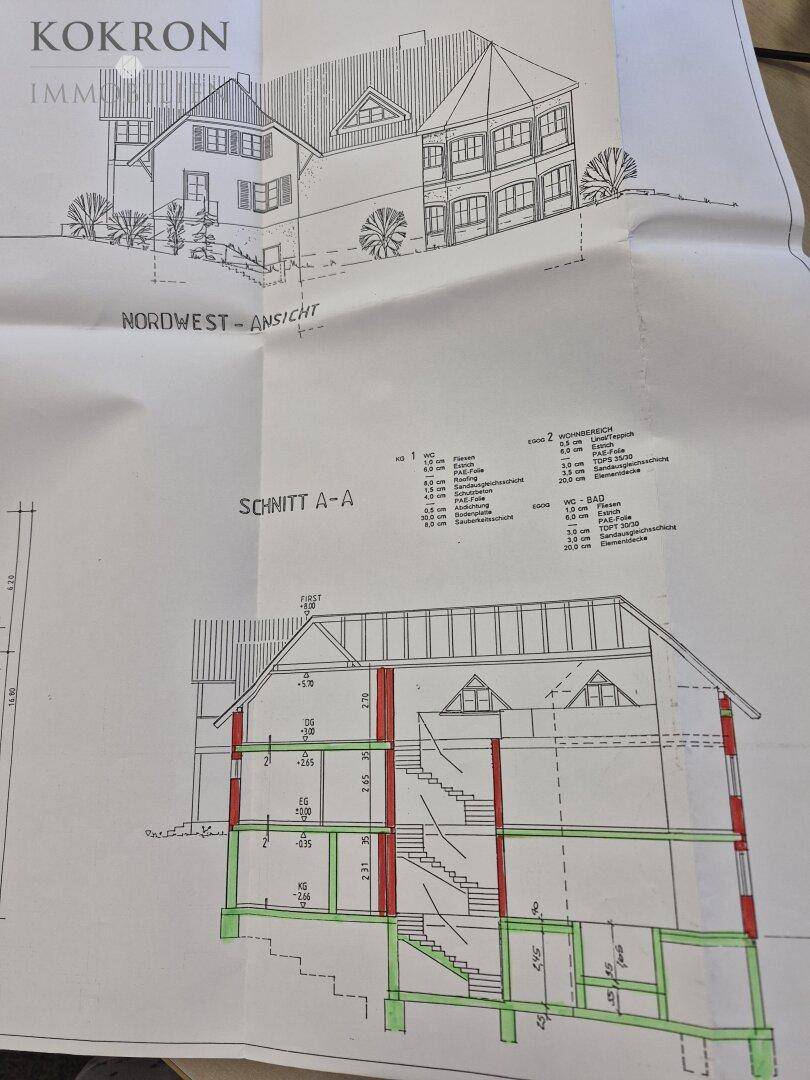 Architektonischer Schnitt A-A des Gebäudes zeigt die vertikale Struktur und Geschosse.