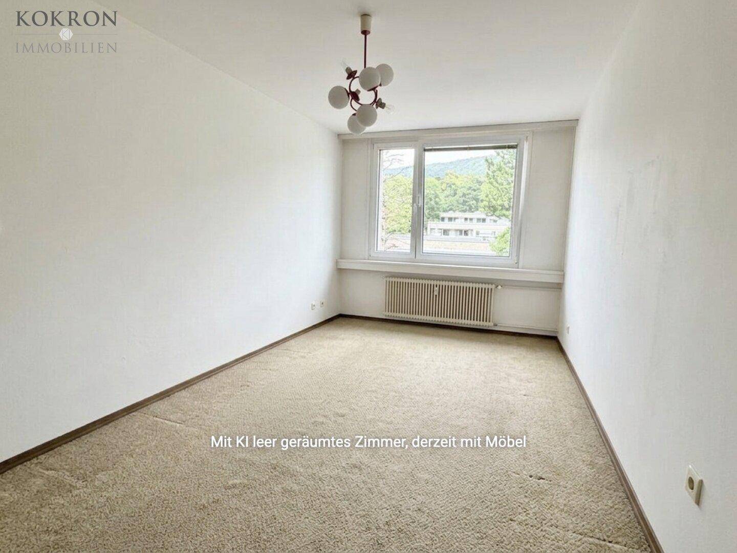 Leeres Zimmer mit Teppichboden und großem Fenster, bereit zur individuellen Gestaltung.