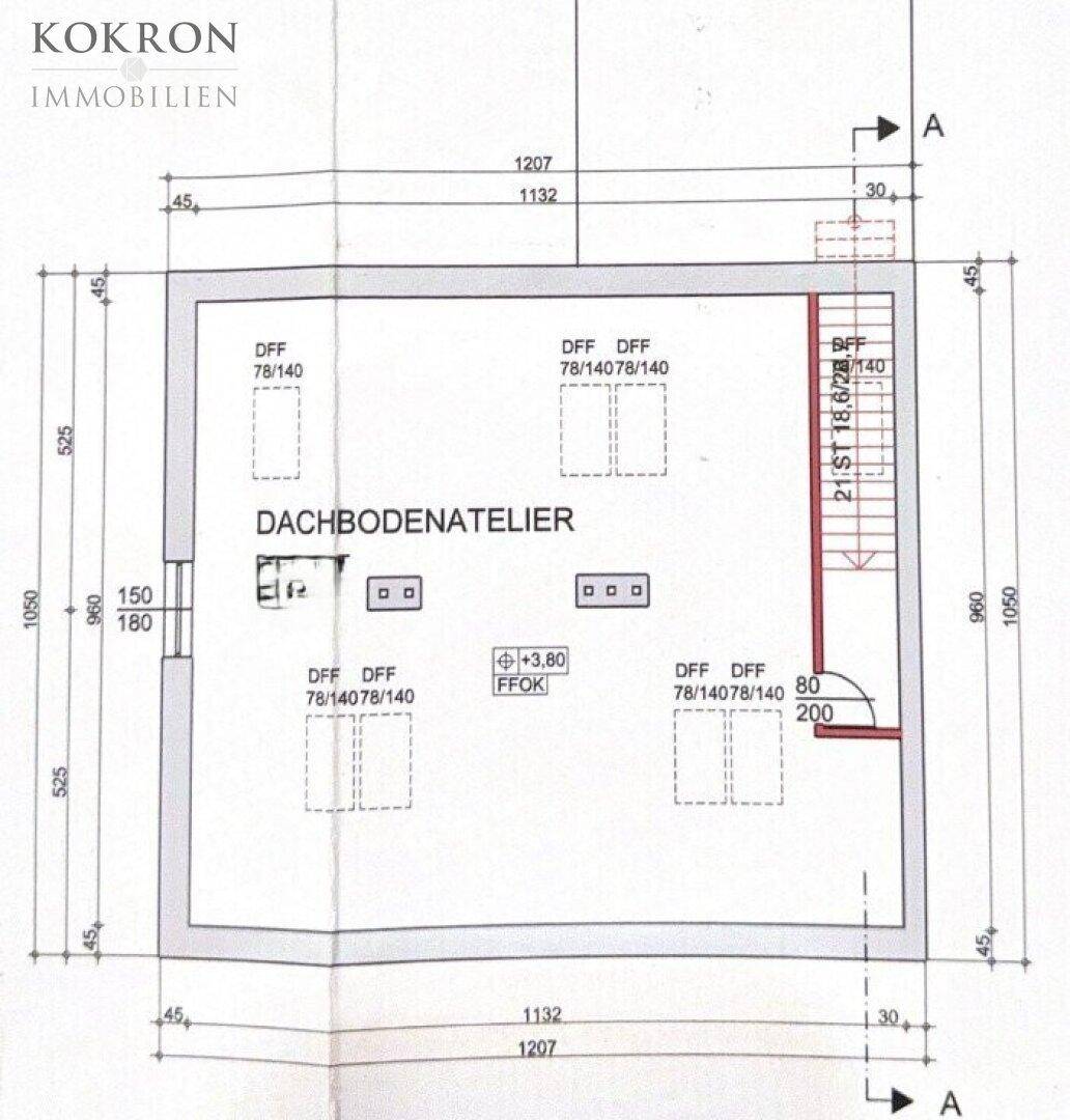 Grundrissplan eines Dachbodenateliers mit mehreren Dachfenstern und Treppenzugang.
