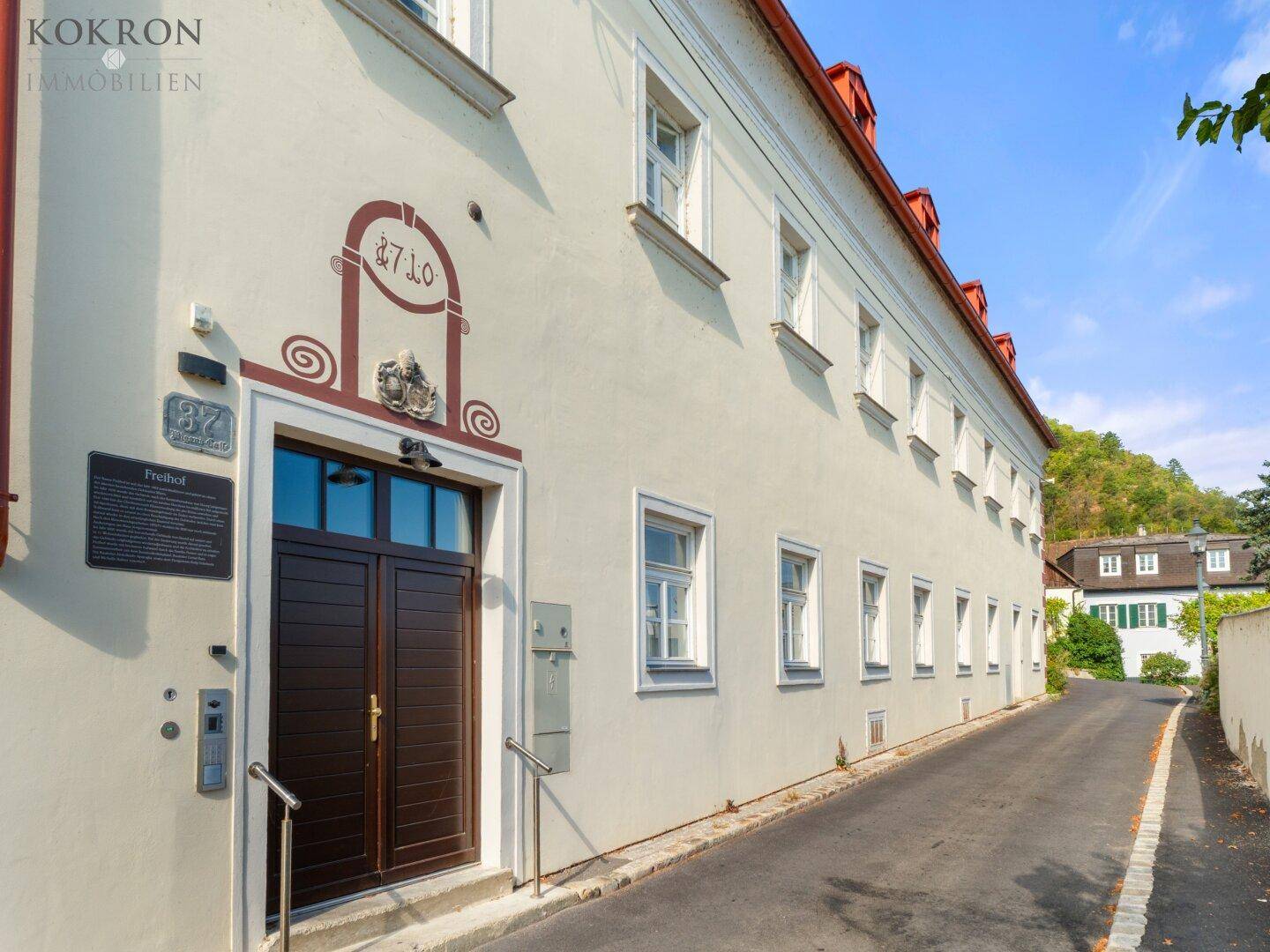 Historische Fassade eines Gebäudes aus dem Jahr 1710 mit Haupteingang und gepflegter Erscheinung.