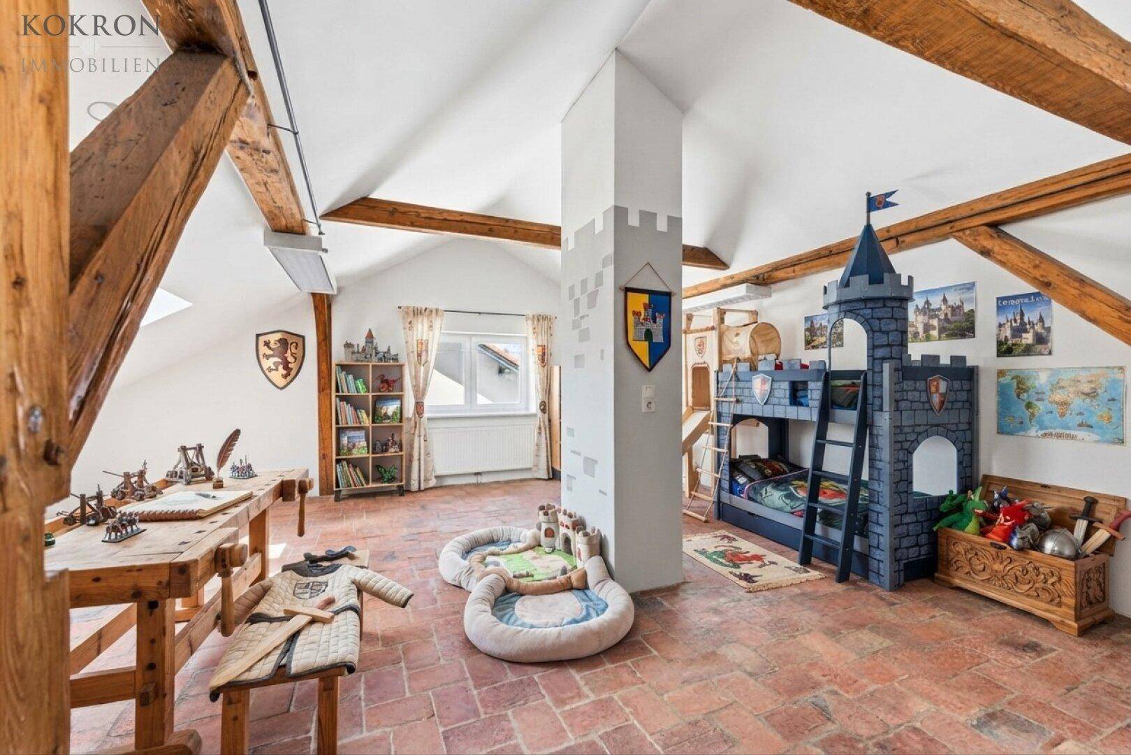 Kreatives Kinderzimmer im Dachgeschoss mit sichtbaren Holzbalken, Burgbett und Terrakottafliesen.