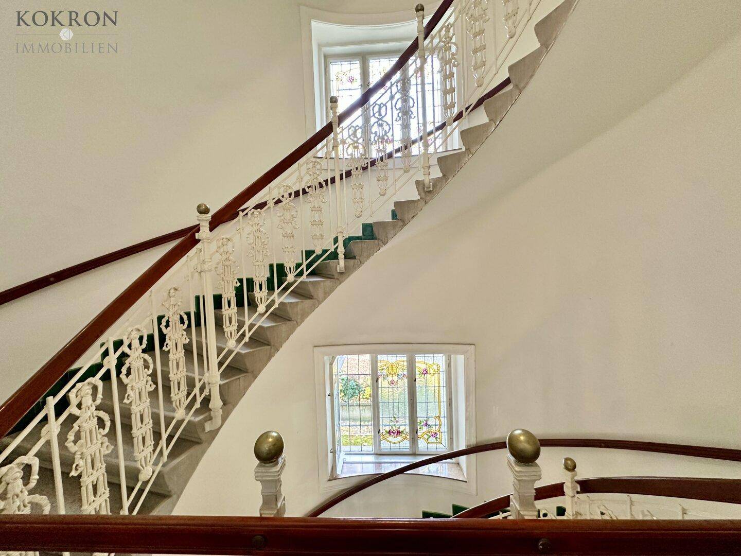 Großzügiges Foyer mit Freitreppe