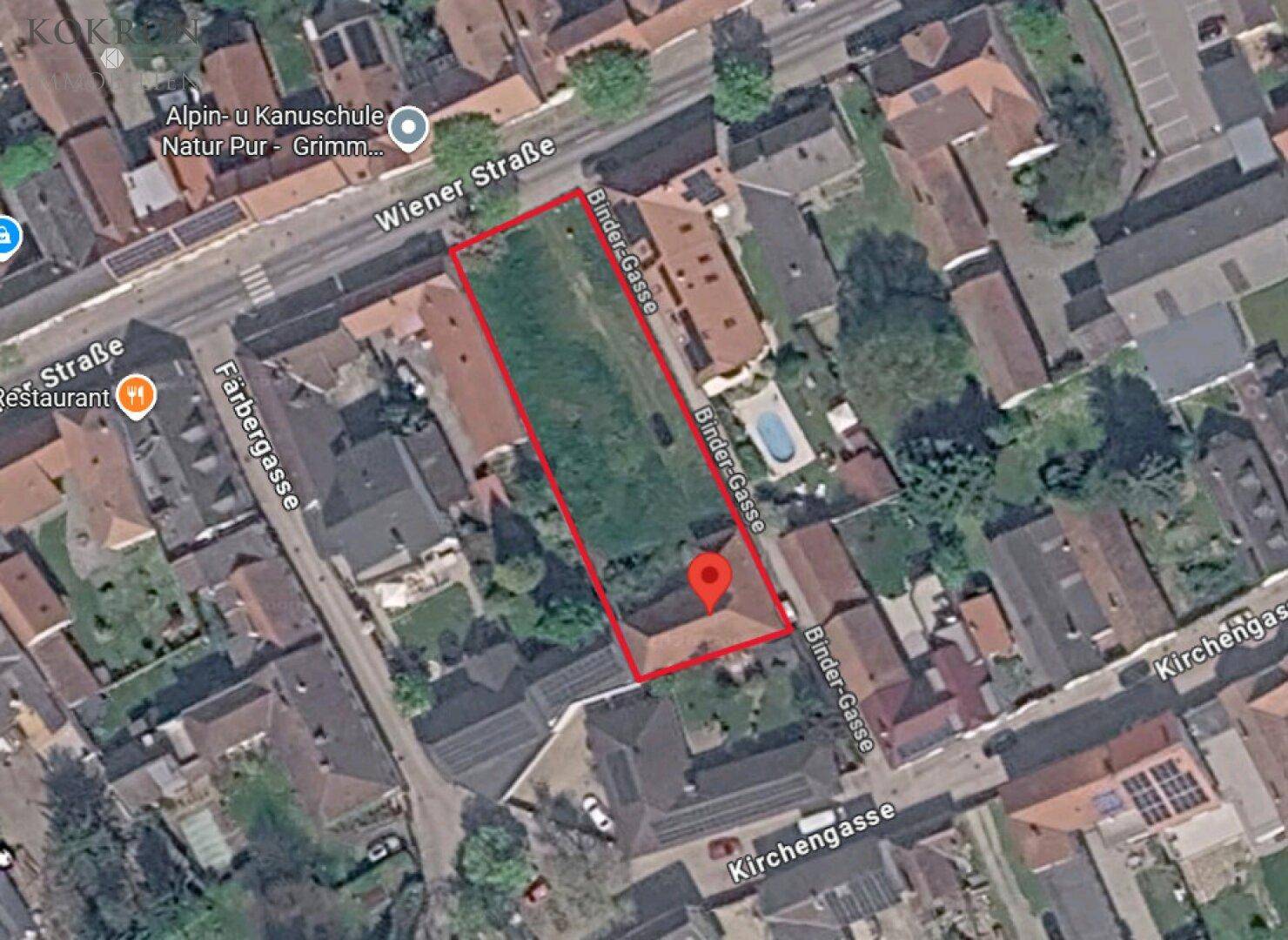 Luftaufnahme des Grundstücks mit umliegenden Gebäuden und Straßen, die die Lage in der Nachbarschaft zeigt.